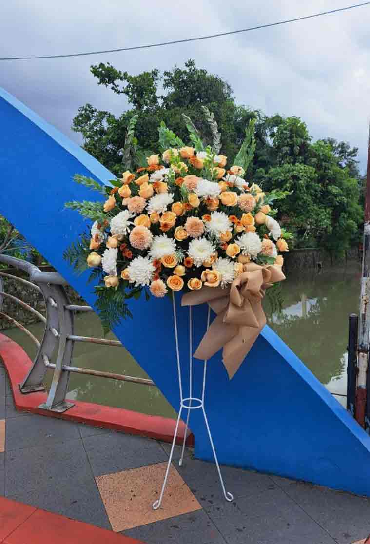 Standing Flower Keanggunan Rustic (The Rustic Grace Standing Flower)