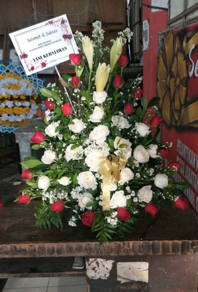 Bunga Meja Semarang Murah Rangkaian Kemegahan Klasik (The Classic Grandeur Arrangement)