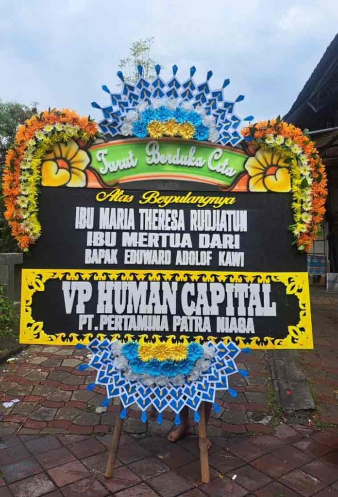 Bunga Papan Duka Cita Elegan - Nuansa Oranye & Frame Dekoratif - Dorus Florist