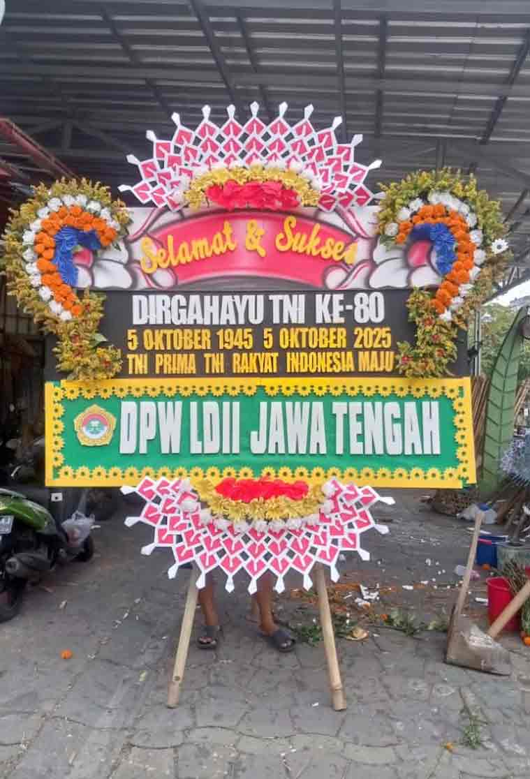 Bunga Papan Selamat & Sukses - Desain Meriah Merah Putih - Dorus Florist