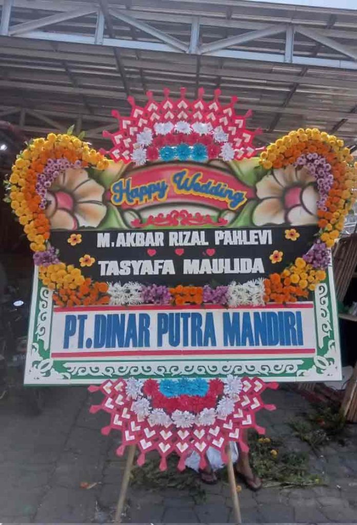 Bunga Papan Happy Wedding Premium - Panel Putih & Bunga Oranye Super Rimbun - Dorus Florist