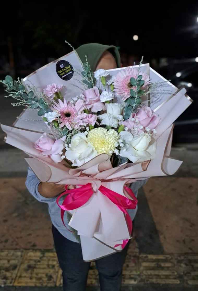 Bunga Tangan Hand Bucket Buket Kelembutan Abadi (The Everlasting Softness Bouquet)