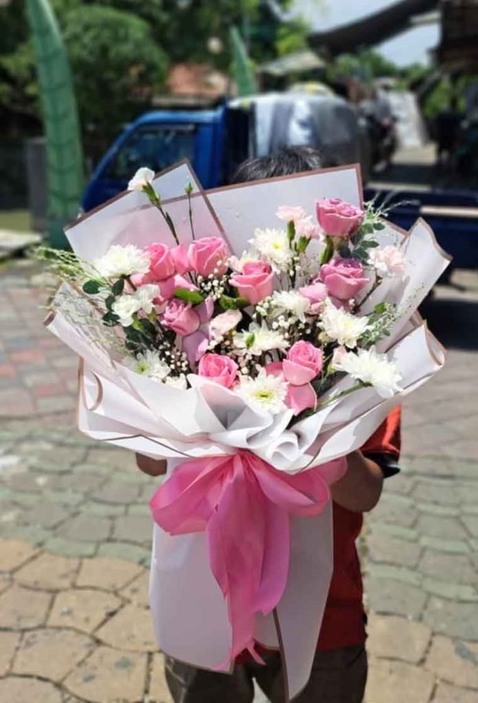 Bunga Tangan Hand Bucket Buket Romansa Klasik (The Classic Romance Bouquet)