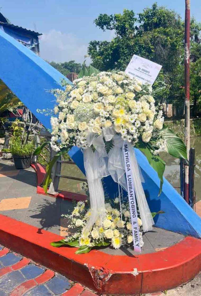 Standing Flower Penghormatan Tulus (The Sincere Tribute Standing Flower)