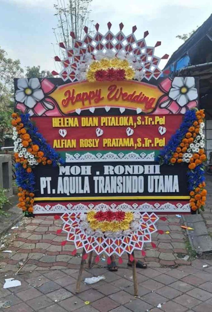 Bunga Papan Happy Wedding - Desain Meriah Merah Putih & Oranye - Dorus Florist
