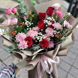 Bunga Tangan Hand Bucket Buket Romansa Klasik (The Classic Romance Bouquet)