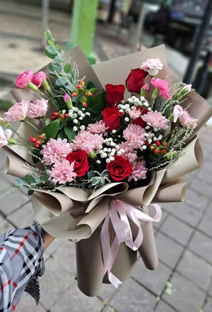 Bunga Tangan Hand Bucket Buket Romansa Klasik (The Classic Romance Bouquet)
