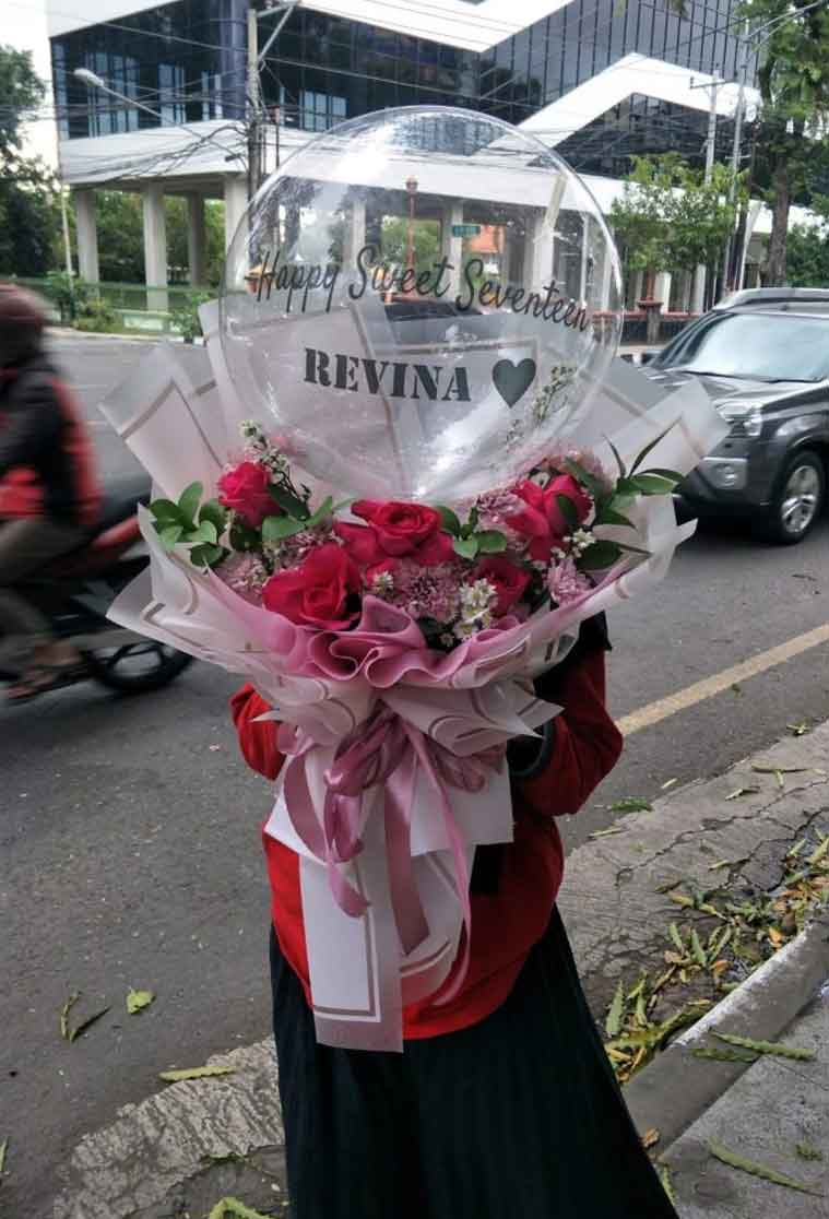 Buket Balon 'Sweet Seventeen' (The Sweet Seventeen Bubble Bouquet)