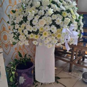 Standing Flower Elegansi Hitam Putih (The Black & White Elegance Standing Flower)