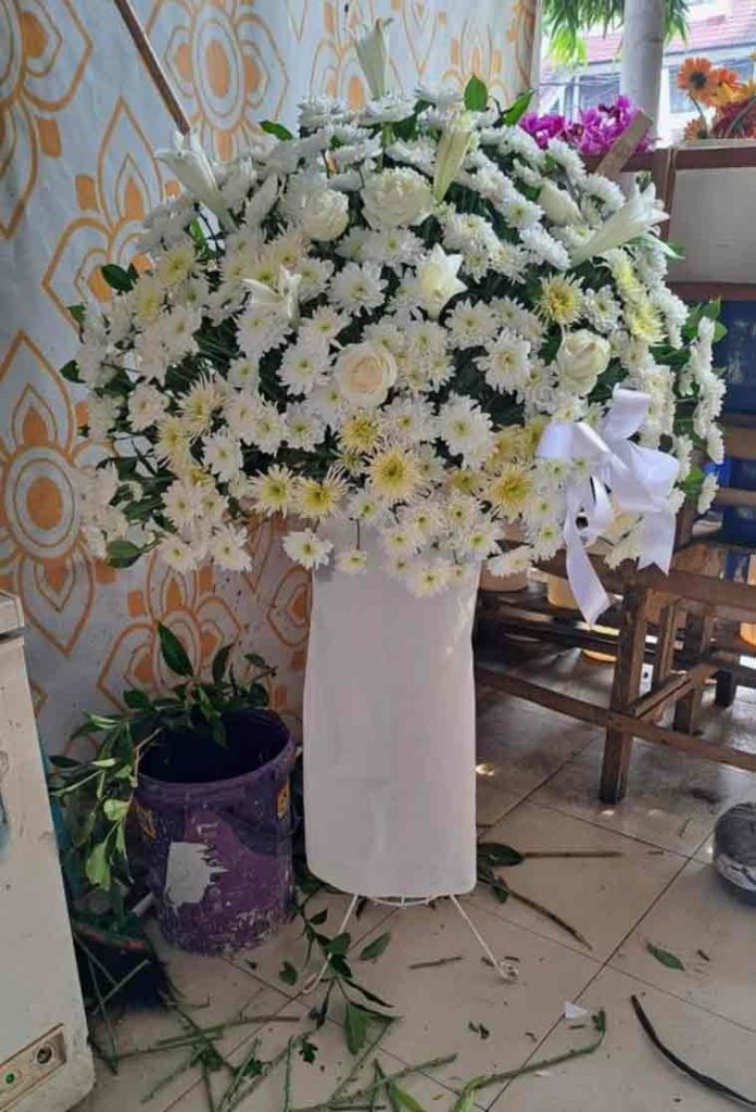 Standing Flower Elegansi Hitam Putih (The Black & White Elegance Standing Flower)