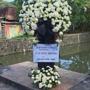 Standing Flower Elegansi Hitam Putih (The Black & White Elegance Standing Flower)