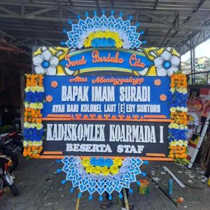 Bunga Papan Duka Cita - Panel Biru Elegan & Rangkaian Vertikal - Dorus Florist