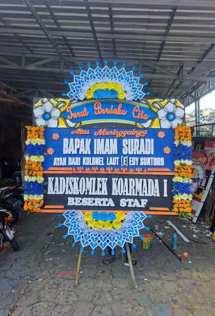 Bunga Papan Duka Cita - Panel Biru Elegan & Rangkaian Vertikal - Dorus Florist