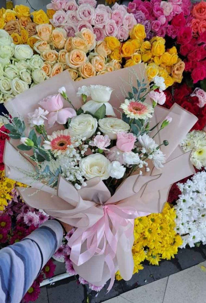 Bunga Tangan Hand Bucket Buket Kelembutan Pastel (The Pastel Softness Bouquet)