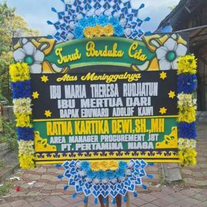 Bunga Papan Duka Cita - Panel Kuning Cerah & Bunga Samping Penuh - Dorus Florist