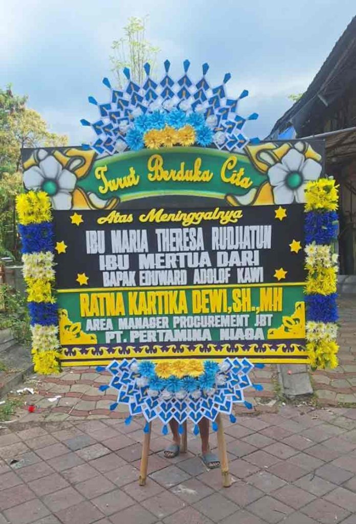 Bunga Papan Duka Cita - Panel Kuning Cerah & Bunga Samping Penuh - Dorus Florist